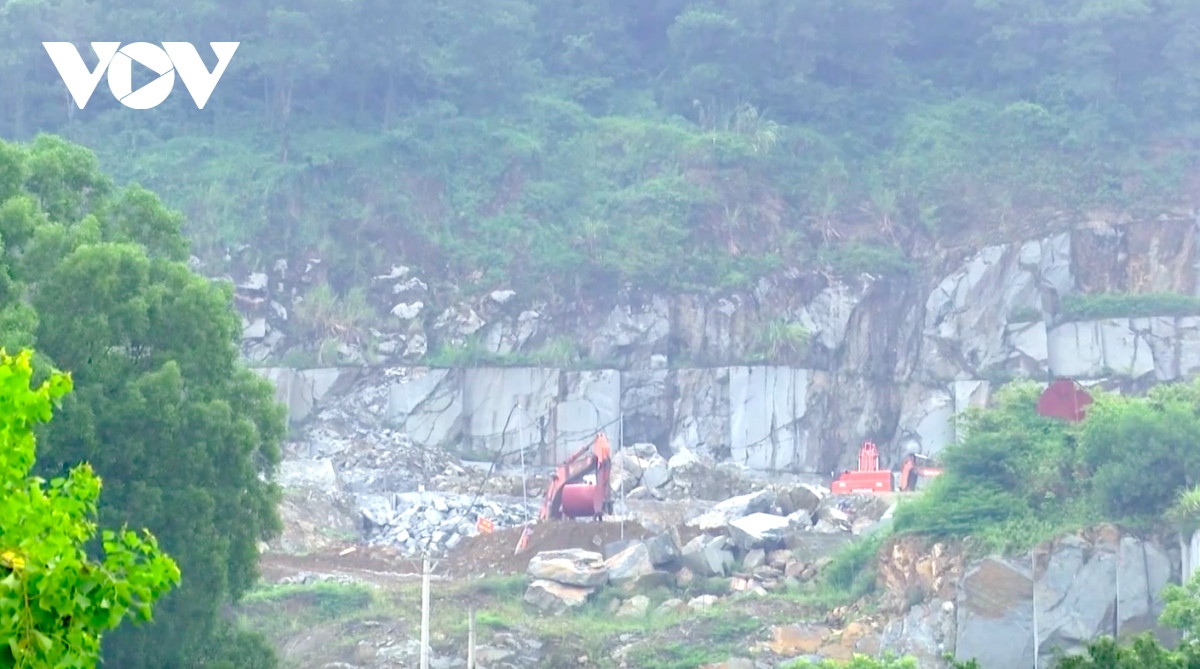 Mỏ đá ở Thanh Hóa bị tạm dừng khai thác nhưng vẫn ngang nhiên hoạt động